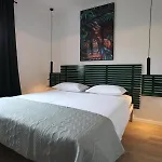 One 特罗吉尔